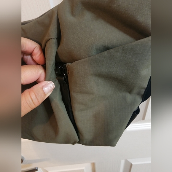 Like New Alpaka Flow Satchel (2L) - Picture 2 of 11